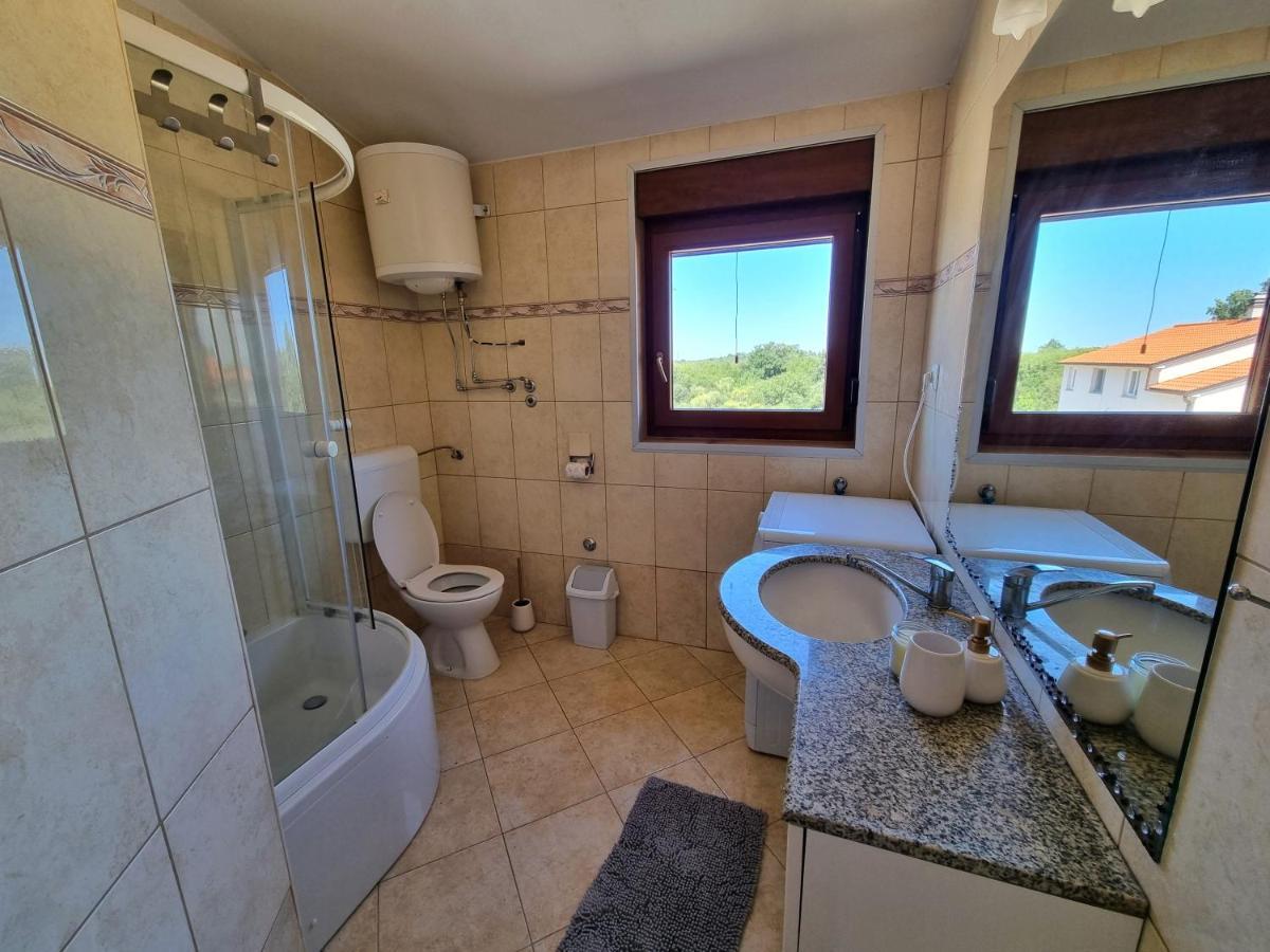 Sunny Apartment With Pool Sisan Luaran gambar
